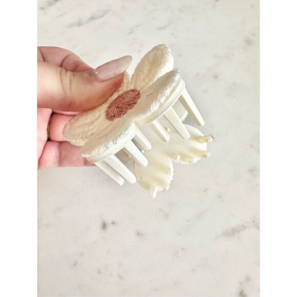 White and pink crochet flower hair claw - Picture 2 of 2